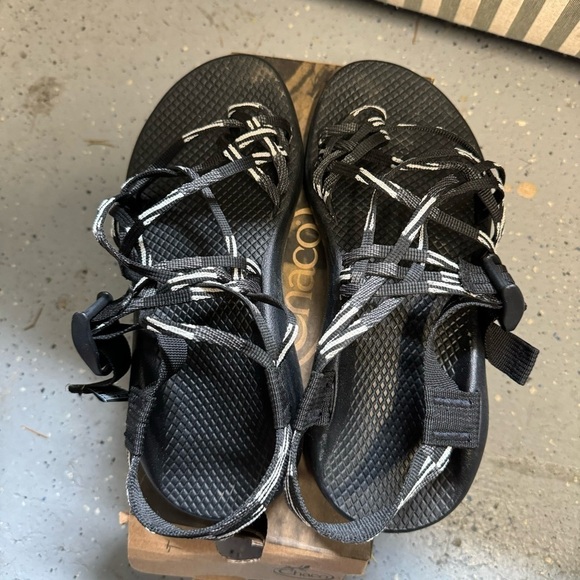 Chaco ZX3 Classic Scatter Black white strappy Sandals - Picture 4 of 7
